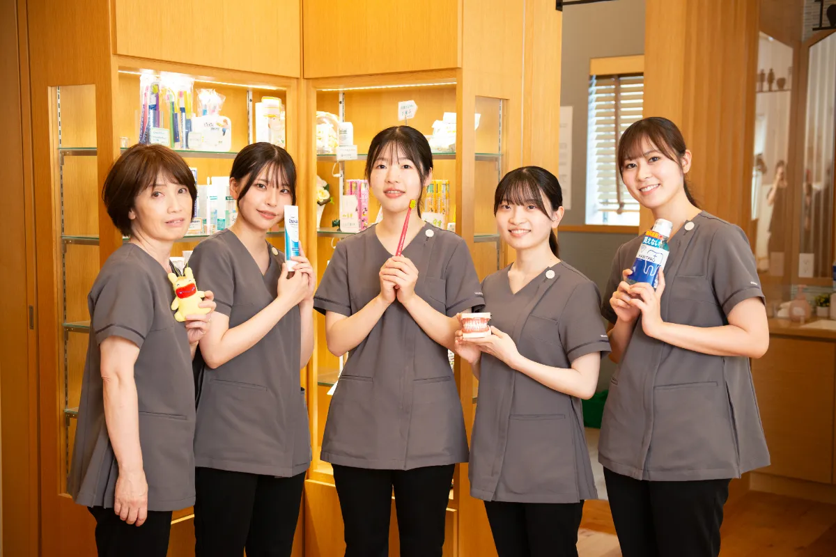 歯科衛生士たちが笑っている写真