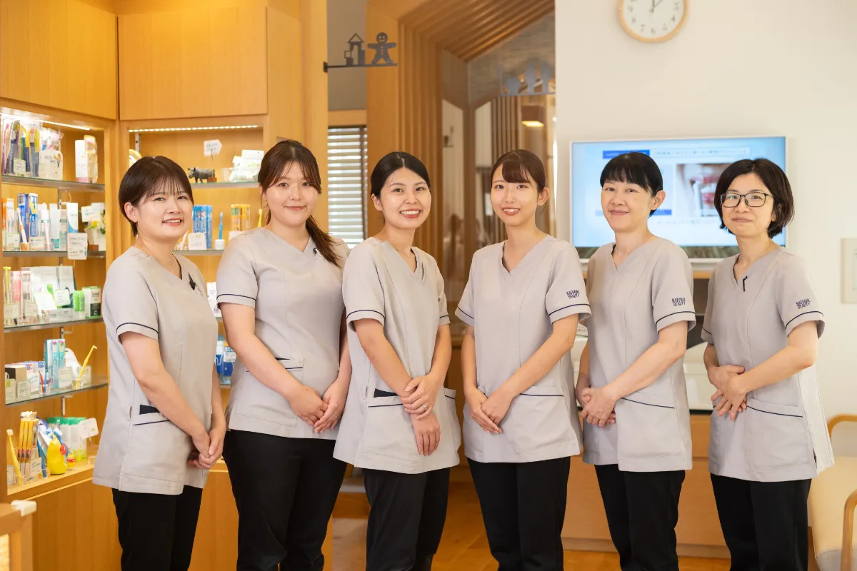 歯科助手たちが笑っている写真