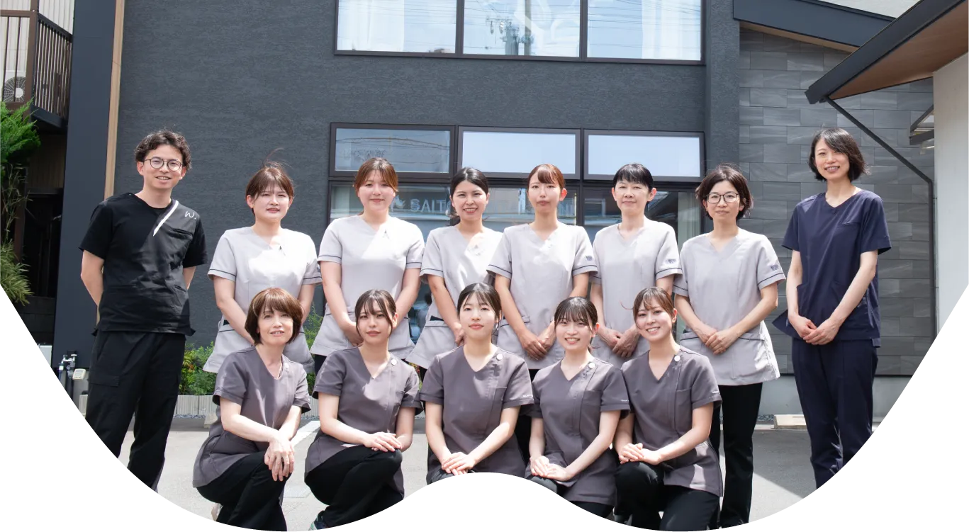 さいとう歯科クリニックの前でスタッフが集まっている